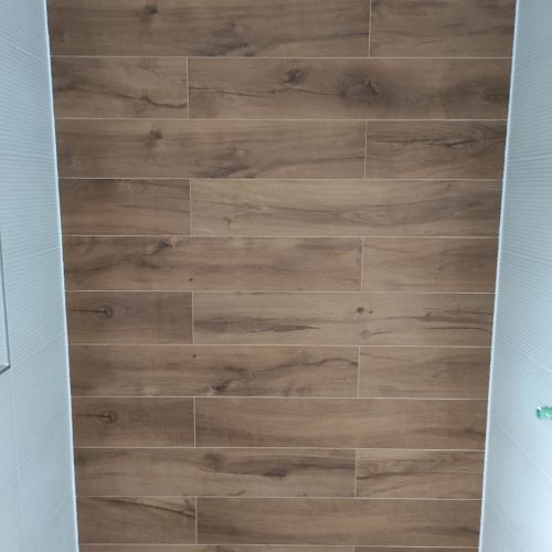 Zid u kupatiliu urađen smeđom keramikom imitacijom laminata - Keramičar Srebrenik